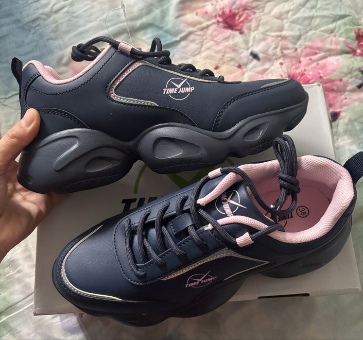 Кроссовка 38р новый