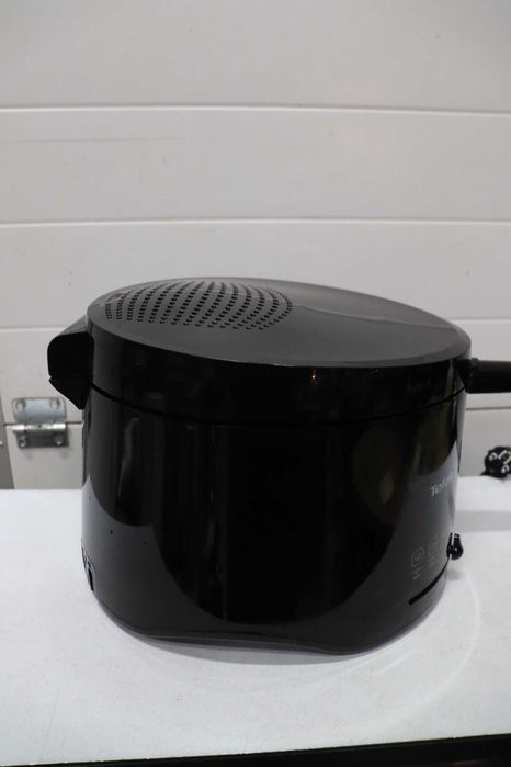 Фритюрник Tefal Maxi Fry, технология Cool Wall, капацитет до 1,2 кг, сгъваема дръжка, компактен размер, регулируем термостат от 150°C до 190°C, FF1078