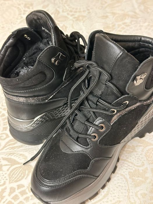 Продам зимнюю обувь