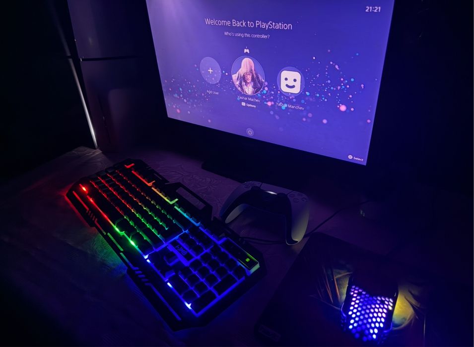 Плейстейшън 5 с 2 джойстика