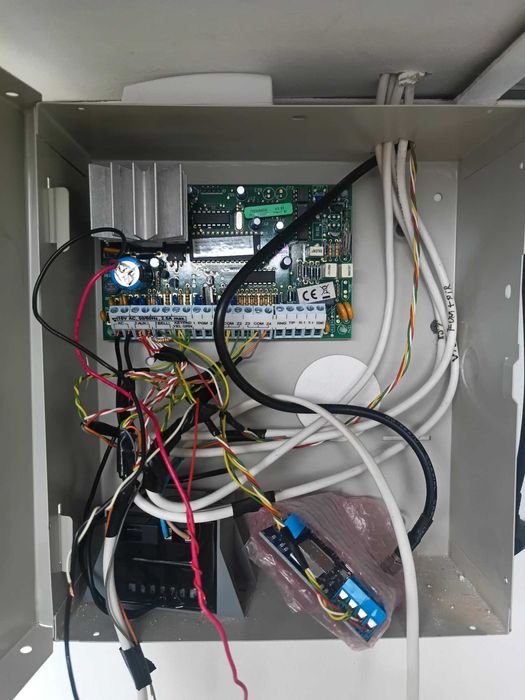 sistem securitate cu 4 camere video, 2 senzori miscare, 1 senzor fum,sirena,centrala cu tastatura,dvr etc