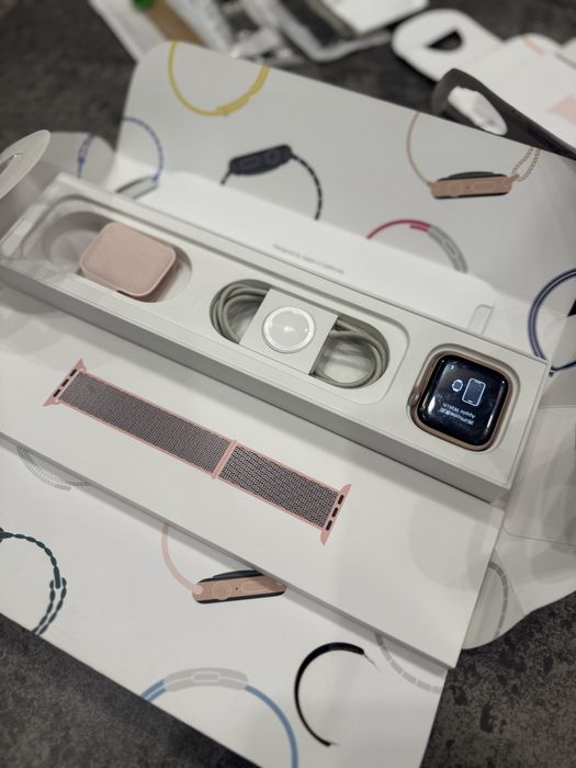 Продам apple watch 4 и 9 серии