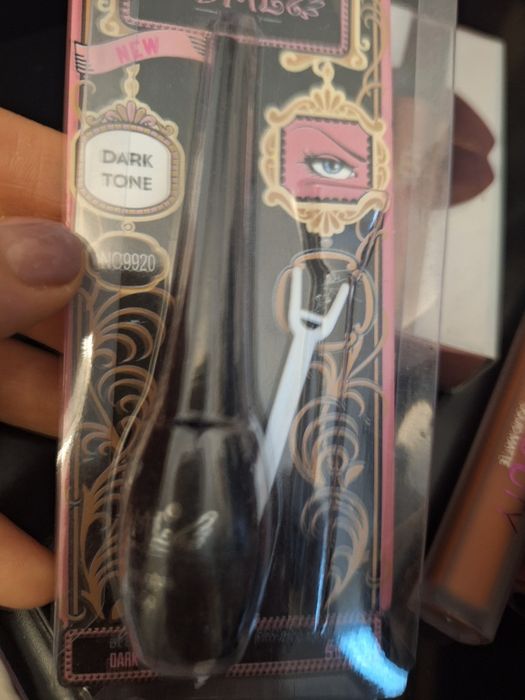 Vând cosmetice ,noi , originale.