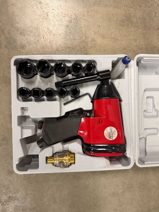 Гайковерт пневм. ударен/R20 Гайковерт безчетков 1/2" 550Nm куфар 1x4Ah