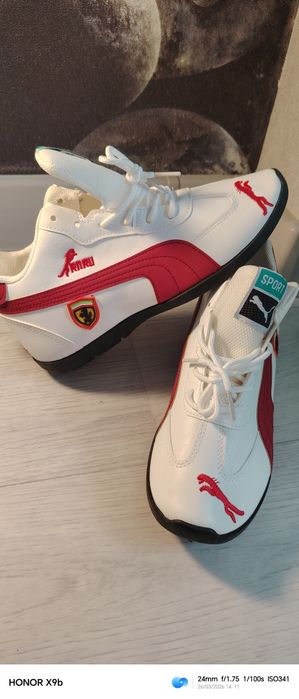 Кроссовки спортивные