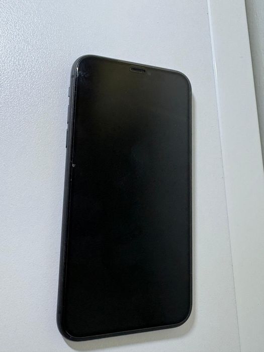 IPhone 11 este folosit si se află într-o stare bună.