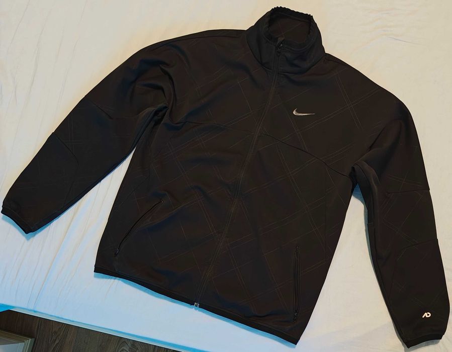 Vând geaca Nike, neagra, material neopren, mărimea L.