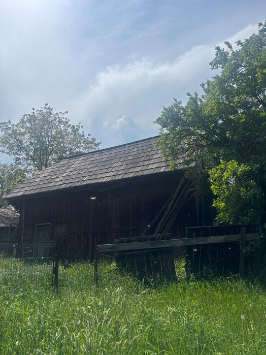 Casă de vânzare cu două curți, livadă și anexe – proprietate cu potențial