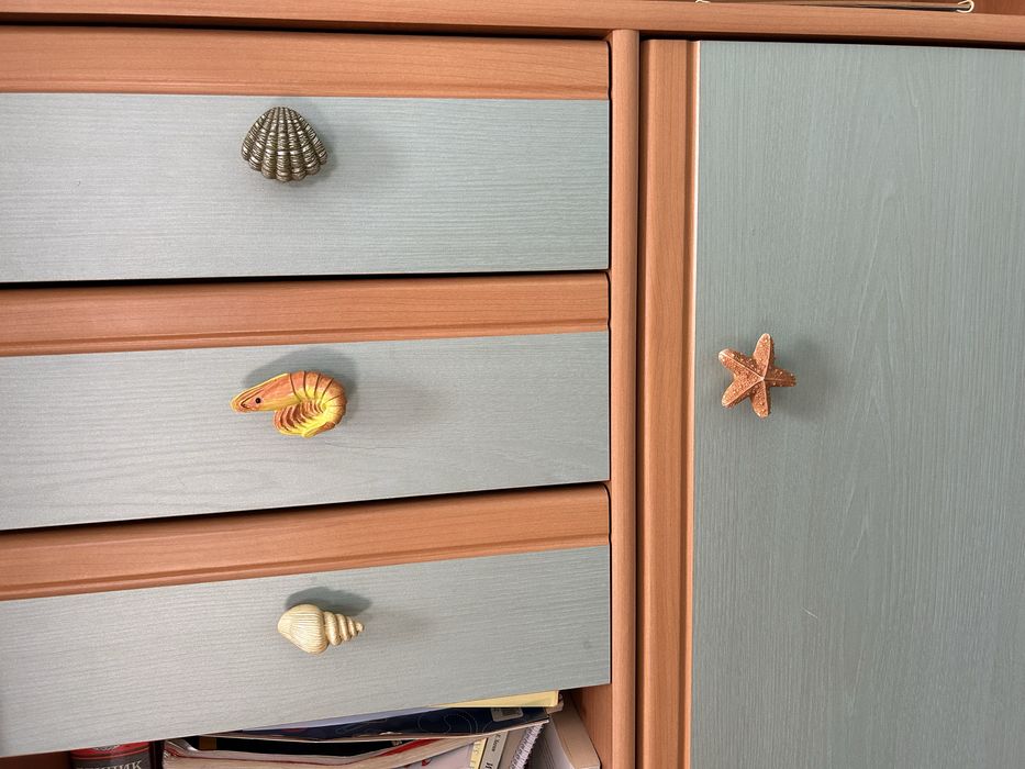 Детска секция с бюро - практична и просторна.