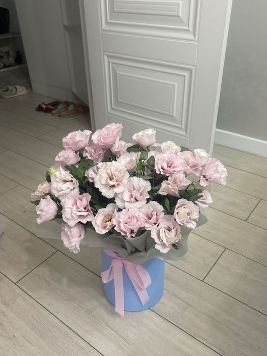 Букет из свежих лизиантусов