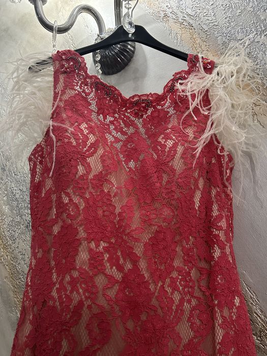 Rochie sirena din dantela roz cu pene