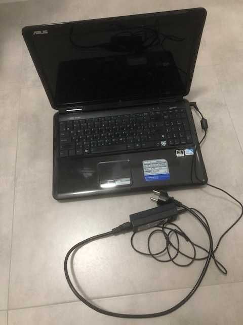 Ноутбук ASUS в не рабочем состоянии.