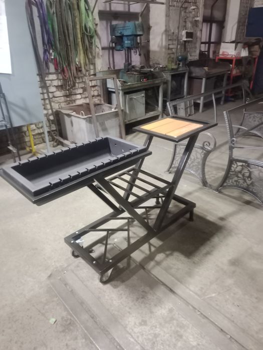 Стол с мангалом.