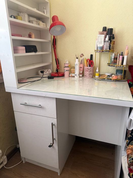 Продаётся маникюрный стол + шкаф + пуфик