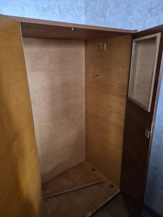 Шкаф деревянный коричневый