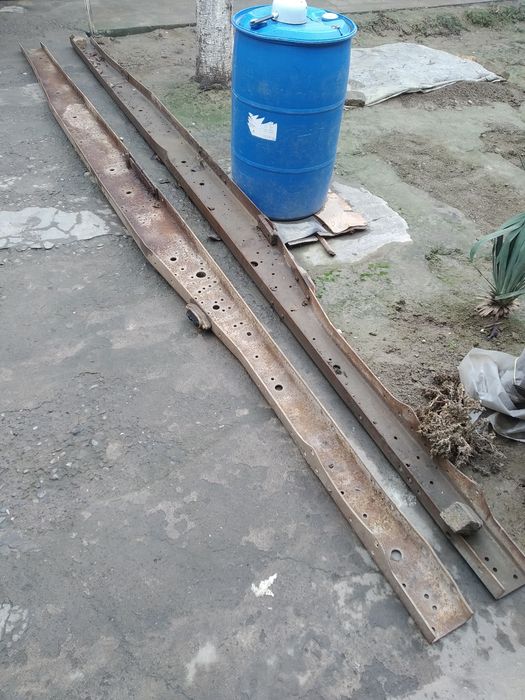 Металл рамалари 5 мэтр 24 см 2 дона бор. 1~донаси 750 минг сўм