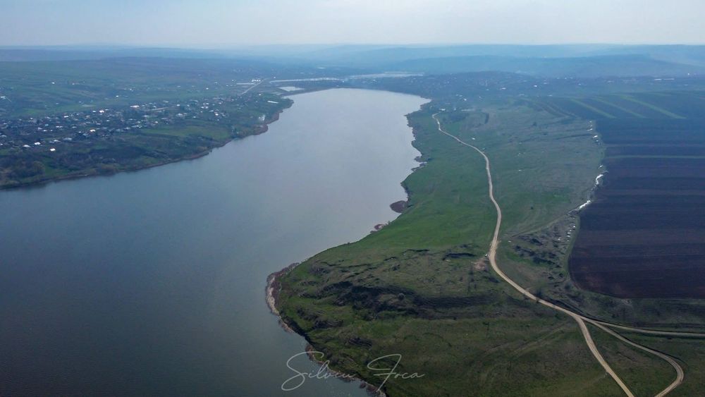 Proprietate lângă lac și plantație de zmeură