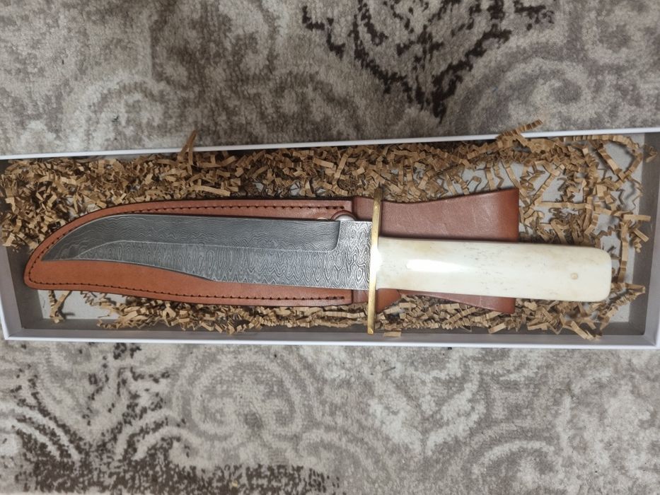 Vând cutit bear&son pentru vânătoare din otel de damasc