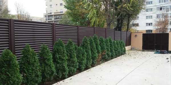 Garduri din panouri stil jaluzele, sipca metalica, tabla, plasa si BCA