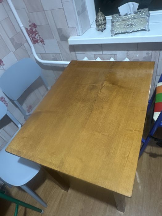 Срочно продаю стол кухонный.