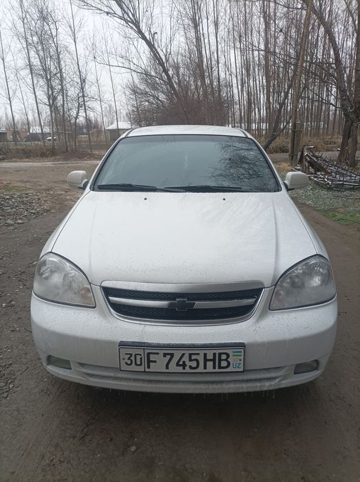 Lacetti 1.8 sotiladi