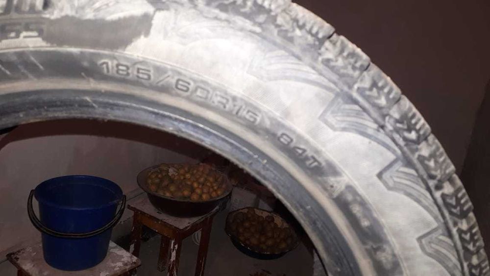 комплект покрышек зима + лето ( летние с салона Volkswagen) 185/60 R15