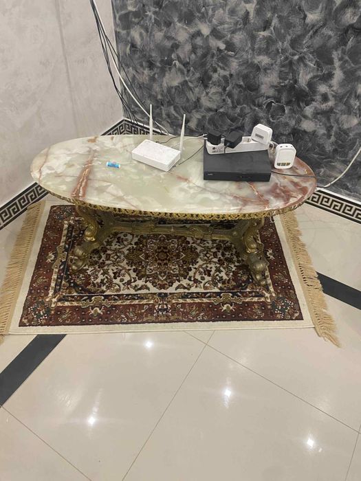 Mese din broz cu blat din onix