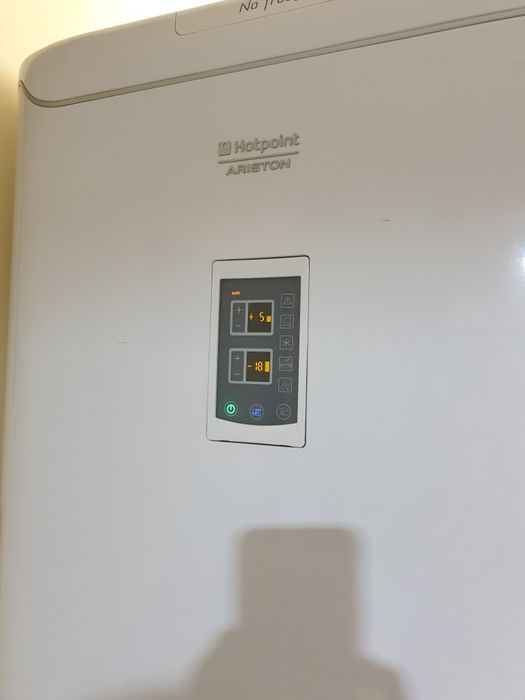 Хладилник с фризер  HOTPOINT ARISTON  размери 1900 см70см60см.за 250евро