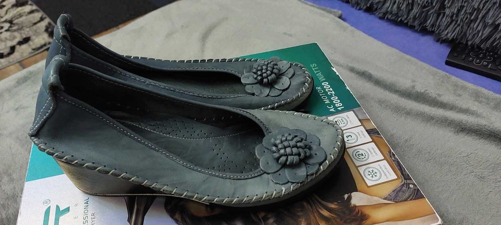 Vând pantofi piele.