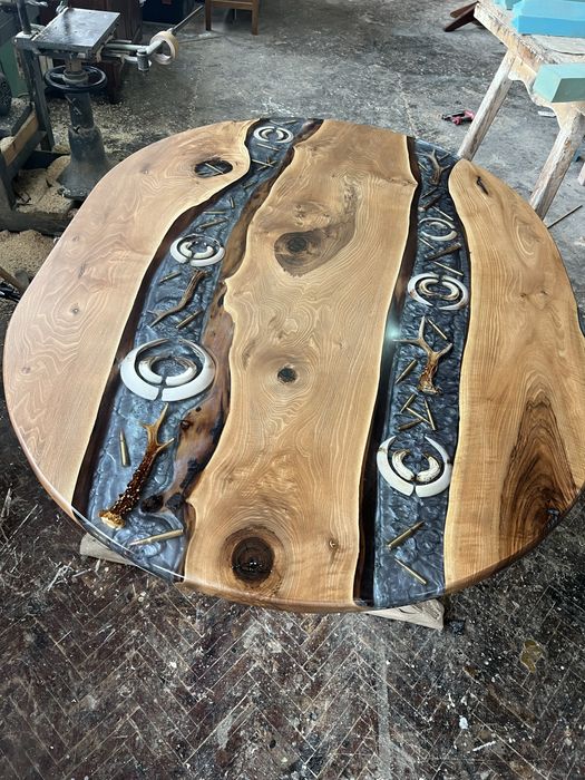 Трапезна маса от орех и епоксидна смола