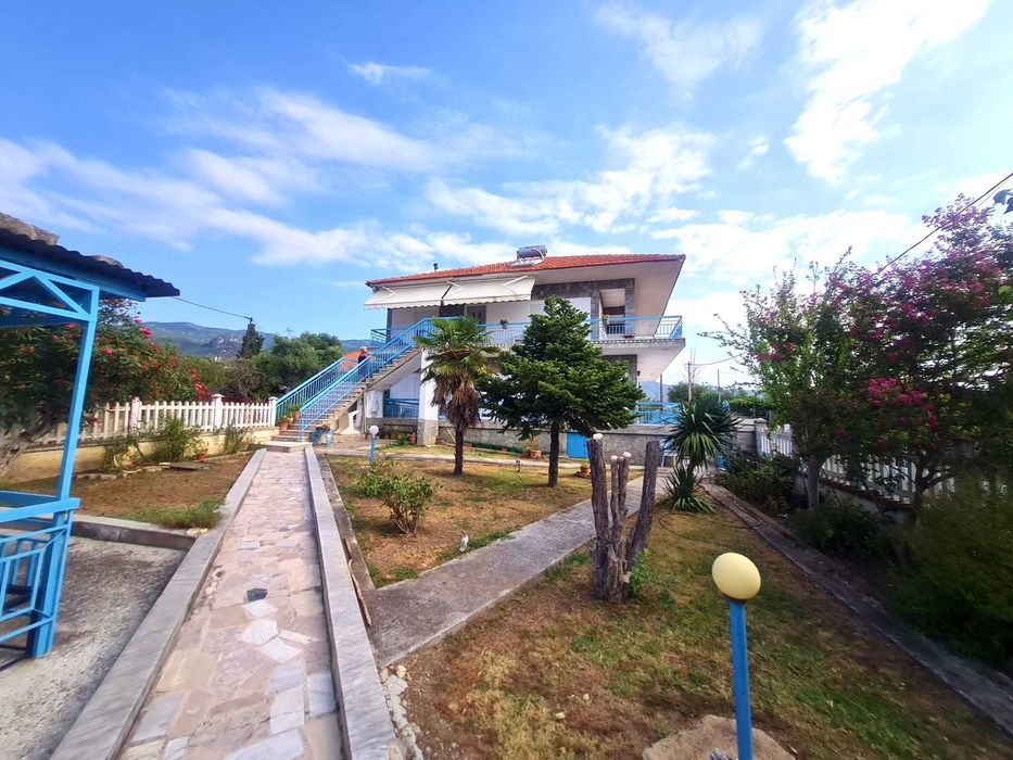 Продава 2 ет къща 240 м2 с двор 1200 м2 в Аспровалта, Гърция