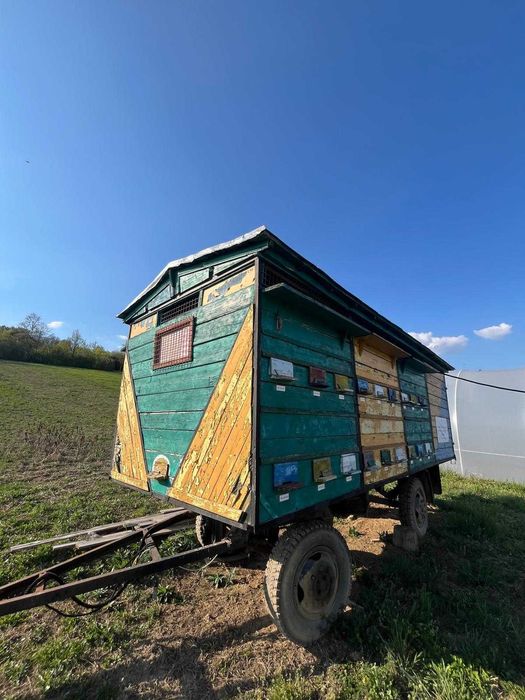 Vând Vagon Apicol Înmatriculat cu 37 de lăzi + 8 familii de albine