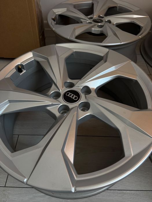 Vând jante originale Audi.