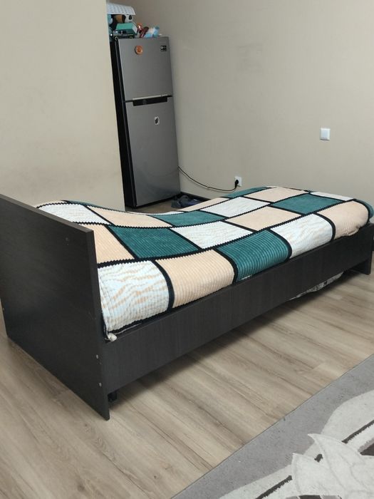 Продам кровать,стол,комод