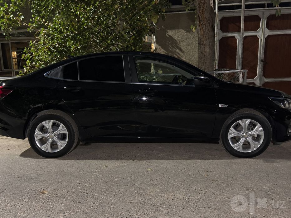 Avtomobil sotiladi