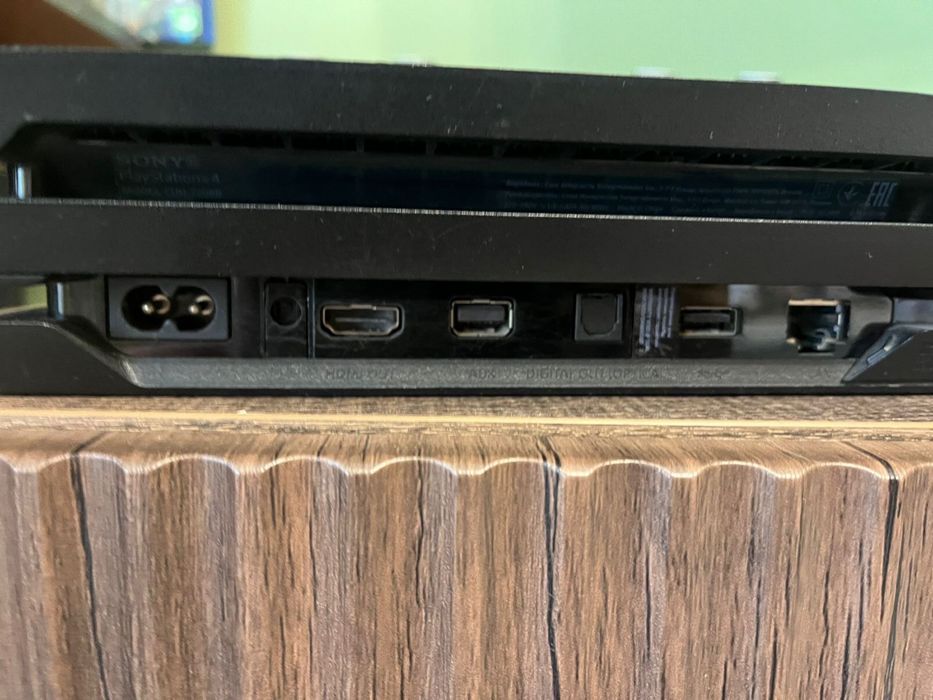 PS4 pro 1тб 2 джостика , 4 игры состояние идеальное