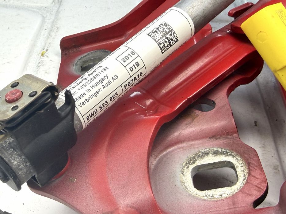 Панта преден капак AUDI A4 B9 8W0823823 8W0823302E