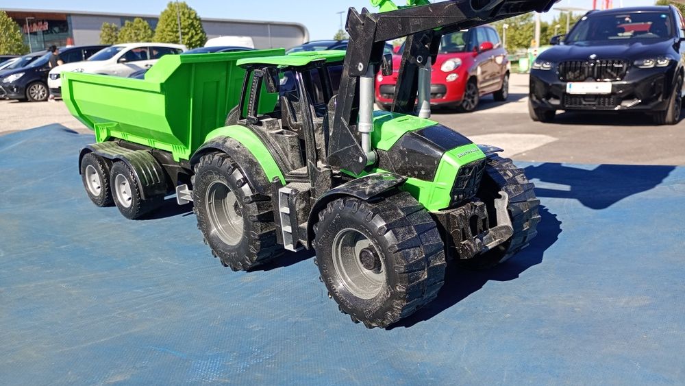 Tractor Deutz Fahr,  cu remorcă, pentru copii sau colecționari