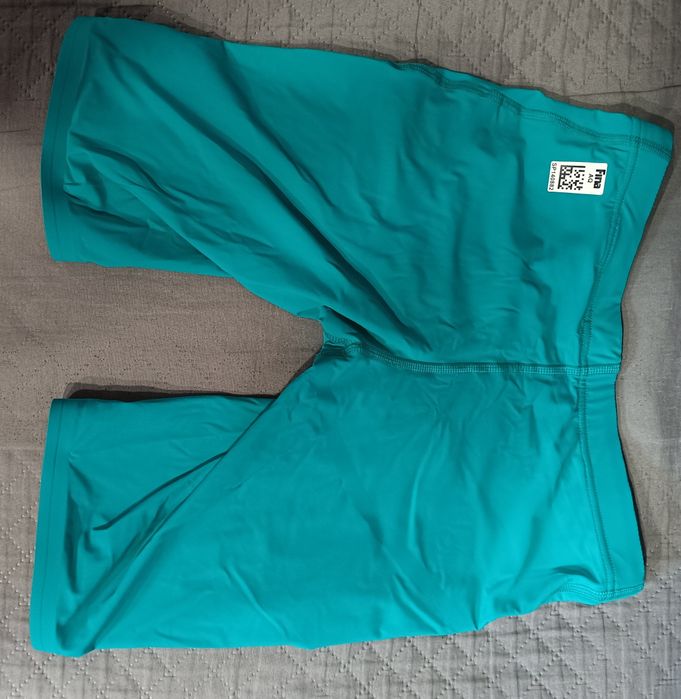 Продавам състезателен бански