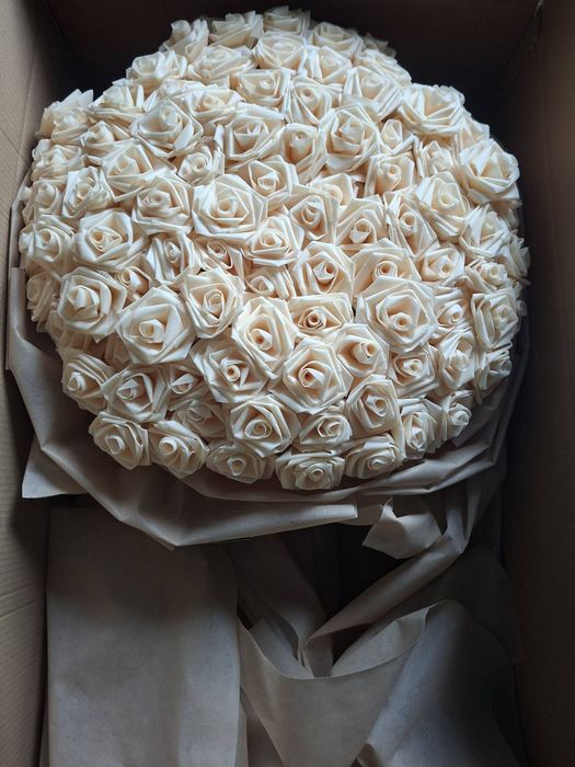 Букет от 101 рози, изработка от Palmira.flowers. Закупен за 160 евро. Продавам го за 100 евро. В София и Перник може лично предаване.