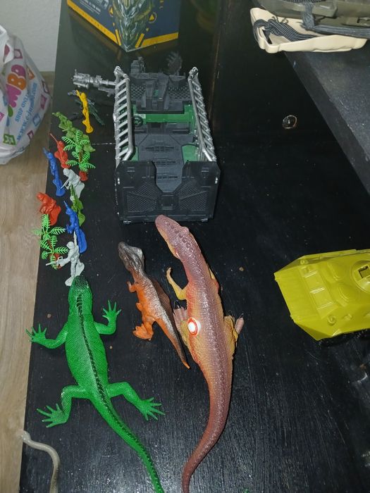 Камион с динозавър