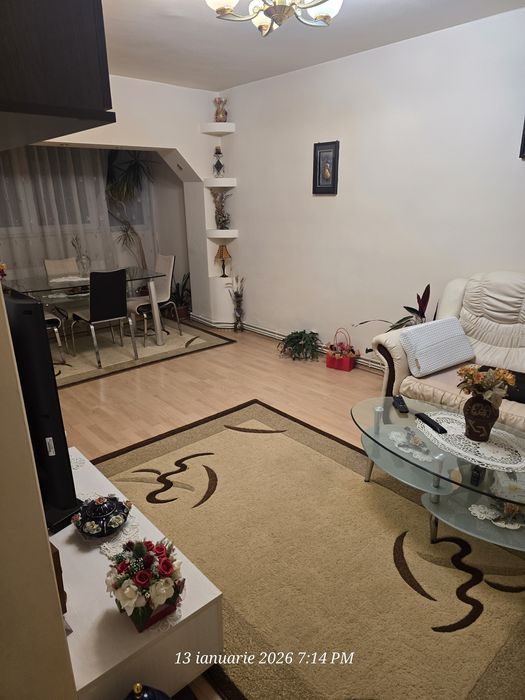 Închiriez apartament 3 camere
