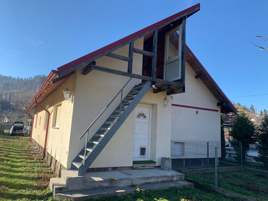 Casă cu etaj și șemineu, într-o zonă liniștită