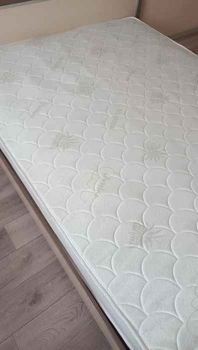 Кровать с матрасом