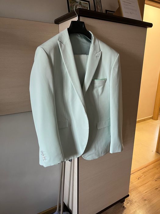 Продавам Нов Костюм размер L/XL