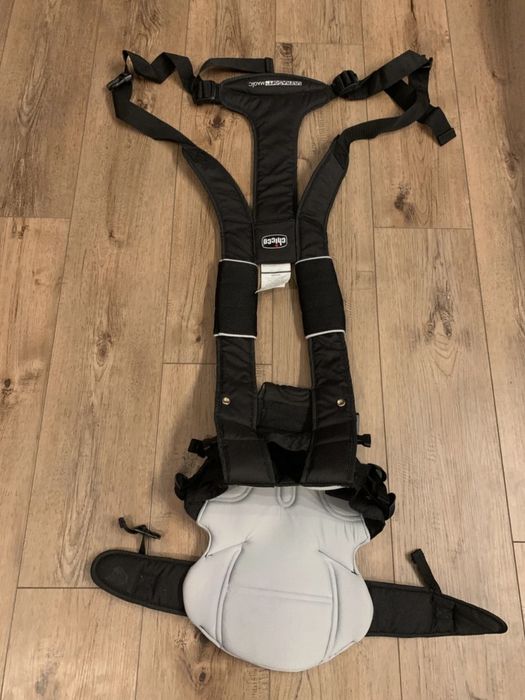 Marsupiu pentru bebeluși Chicco UltraSoft Magic Negru / Gri 
 Model 10