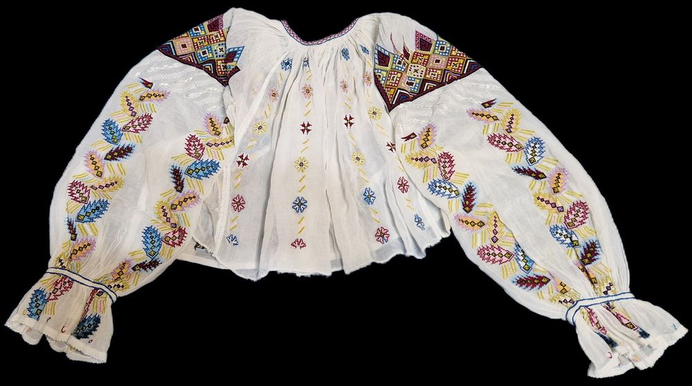 Ie , costum popular autentic