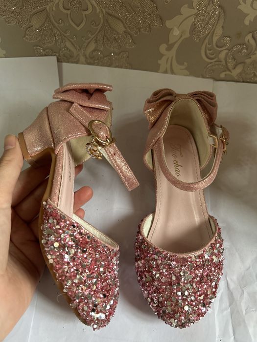туфли девочкам 27р и платье 120 р