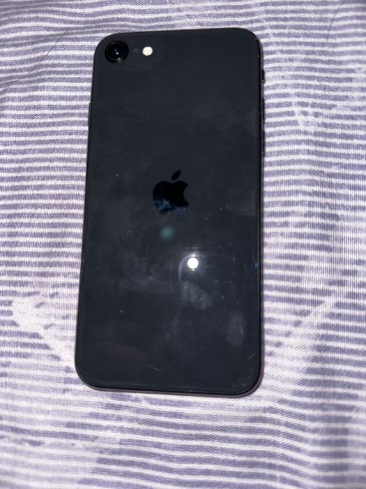 Обменяю айфон се2020