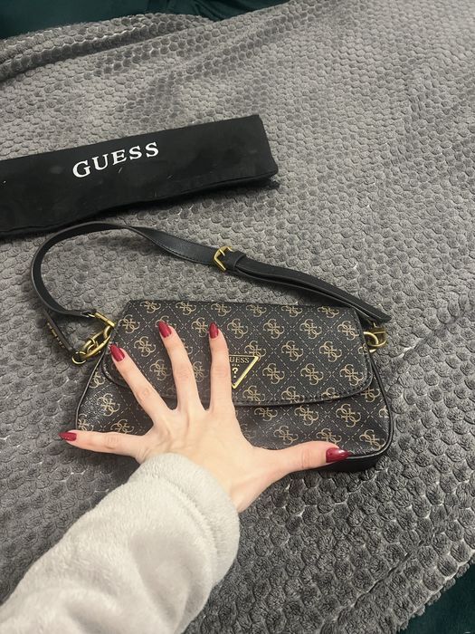 Черна малка чанта на Guess